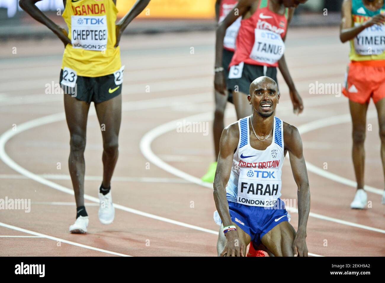 Mo Farah (Gran Bretaña) celebra su Medalla de Oro a 10000 metros de hombres. Campeonato Mundial de la IAAF Londres 2017 Foto de stock
