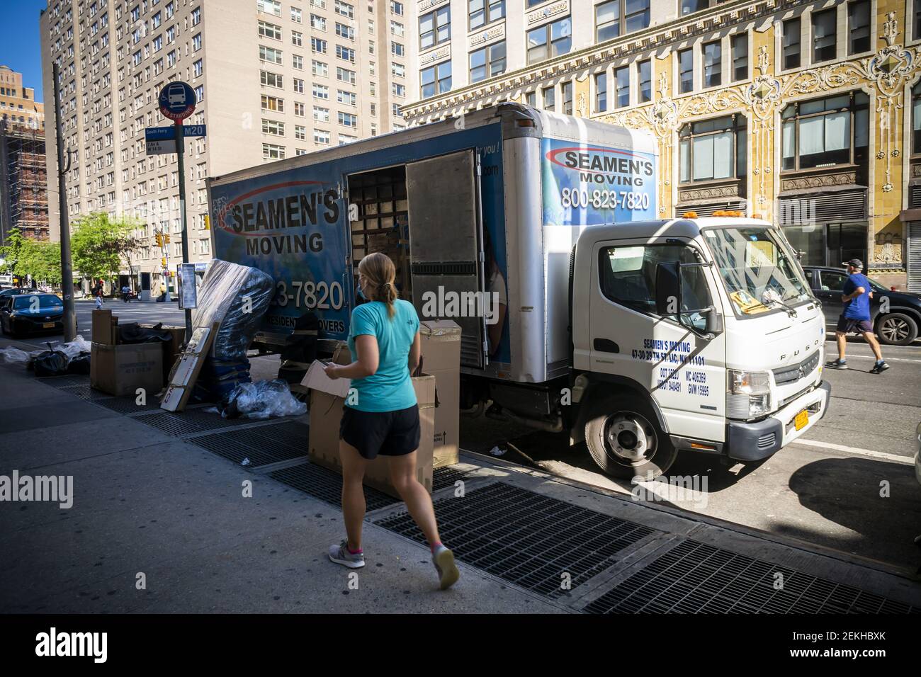Los trabajadores cargan una furgoneta en movimiento en el barrio de Chelsea en Nueva York el viernes, 4 de septiembre de 2020. (Foto de Richard B. Levine) Foto de stock