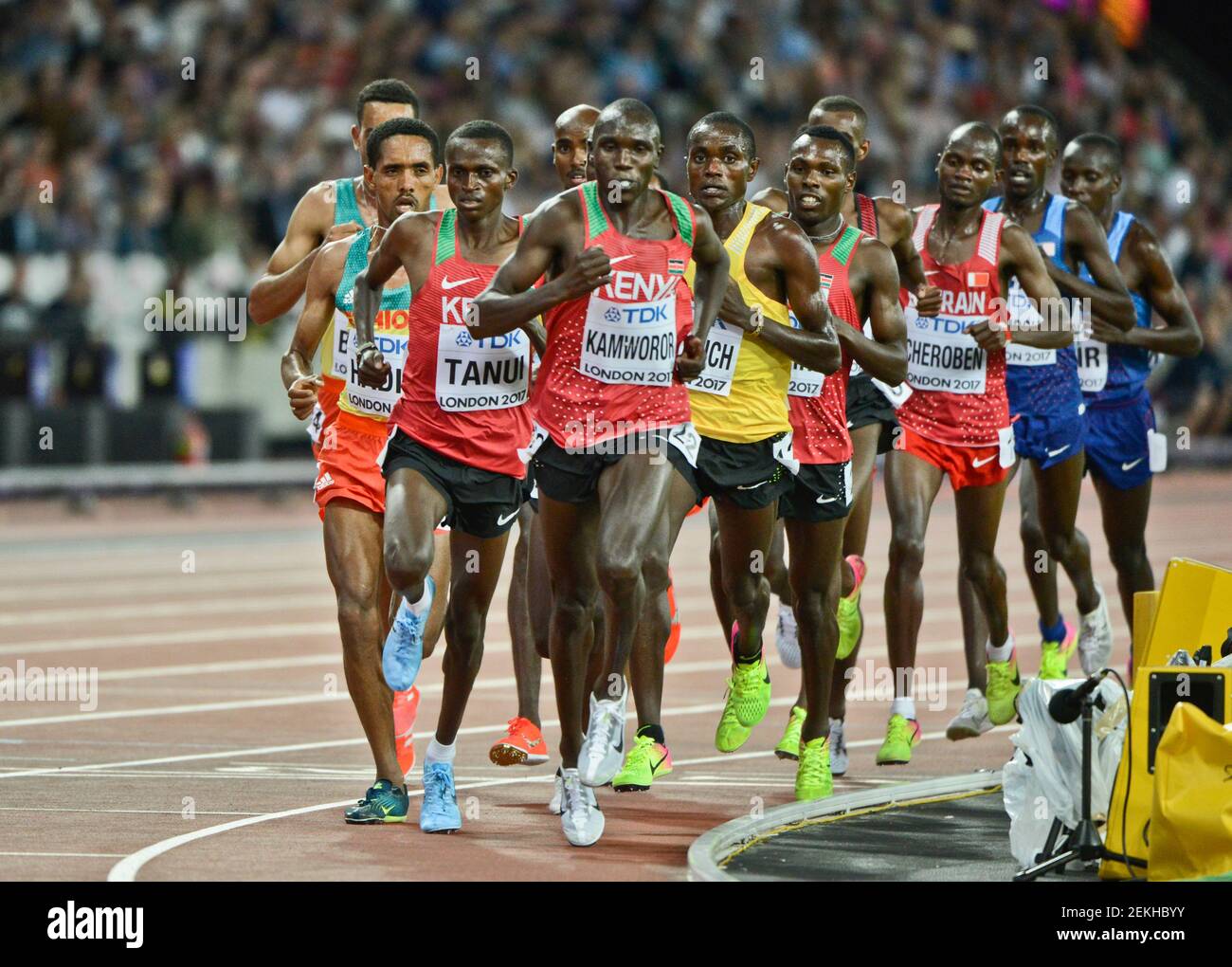 Atletas kenianos Geoffrey Kamworor, Paul Kipngetich Tanui (Medalla de Bronce). 10000 metros hombres - Campeonato Mundial de la IAAF Londres 2017 Foto de stock