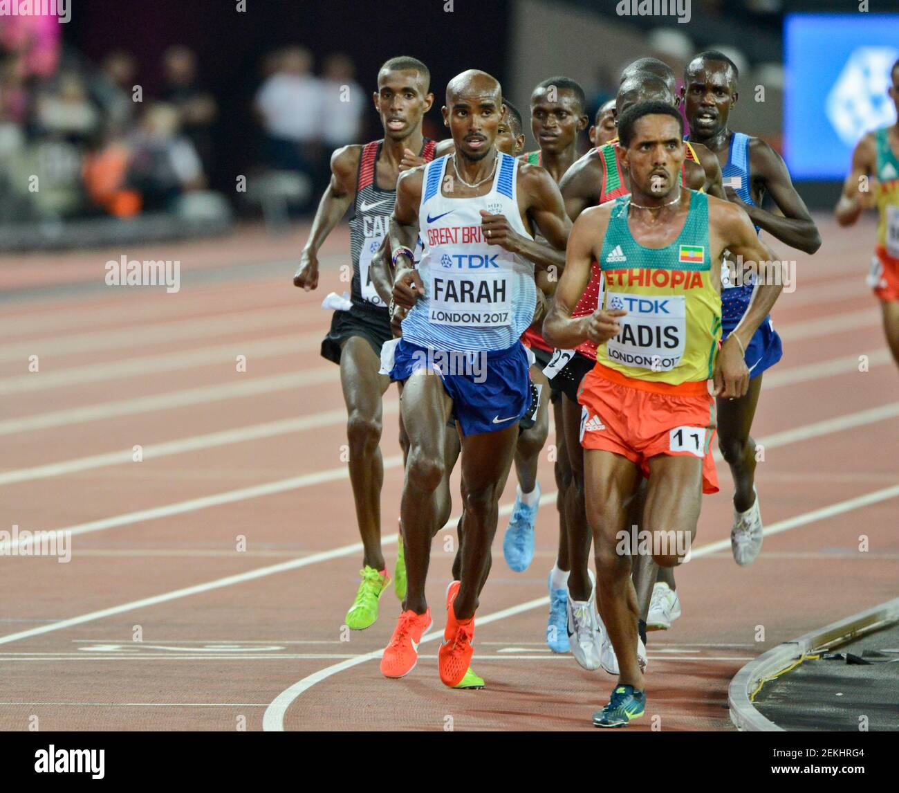 Abadi Hadis (Etiopía), Mo Farah (Gran Bretaña, Medalla de Oro). 10000 metros hombres - Campeonato Mundial de la IAAF Londres 2017 Foto de stock
