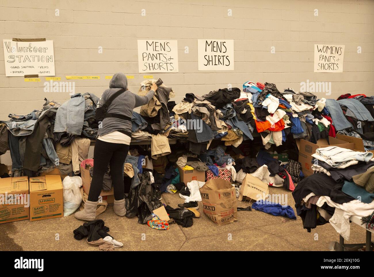 10 de septiembre de 2020; Springfield, OR, EE.UU.; Donaciones comunitarias  de ropa, zapatos, alimentos y suministros para la vida están disponibles  para los evacuados del Holiday Farm Fire en Springfield High. Crédito