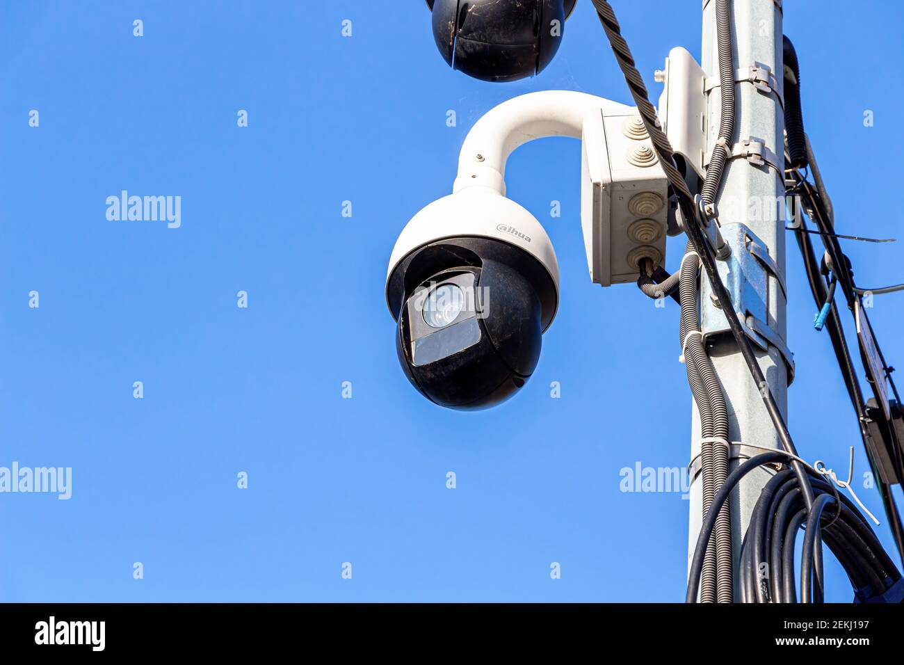 360 Grados De Cámaras De Vigilancia En Un Poste, El Cielo Azul