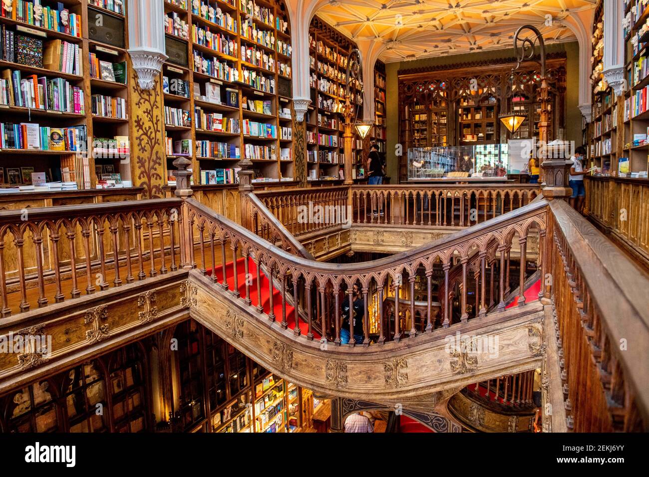 Livraria Lello & Irmao librería ubicada en el municipio portugués del norte  de Oporto, clasificada entre las mejores librerías del mundo, colocando el  tercero en listas por el editor de guías Lonely