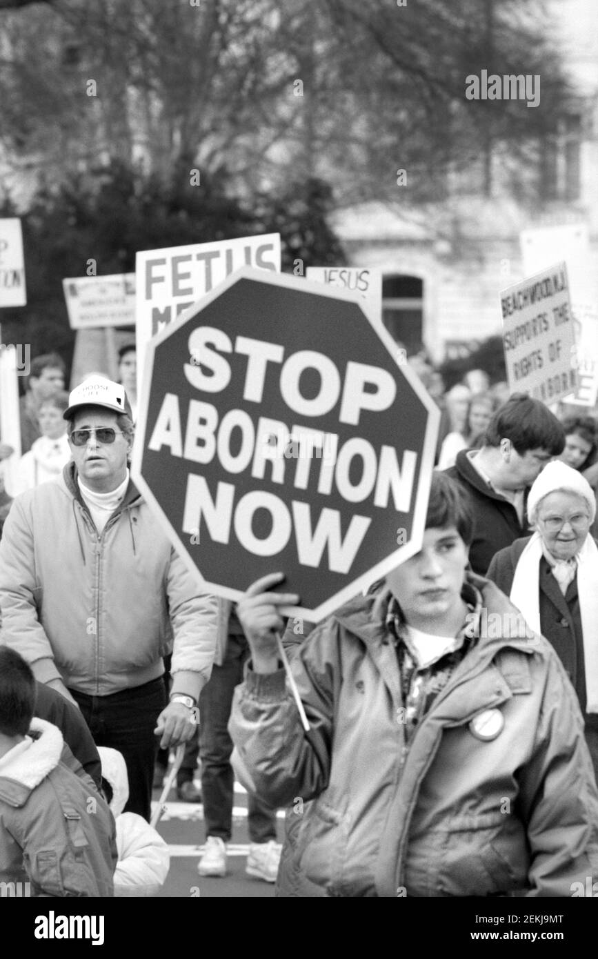 Joven que sostiene la señal que dice 'Stop Abortion Now' en Pro-Life March, Washington, D.C., EE.UU., R. Michael Jenkins, 22 de enero de 1990 Foto de stock