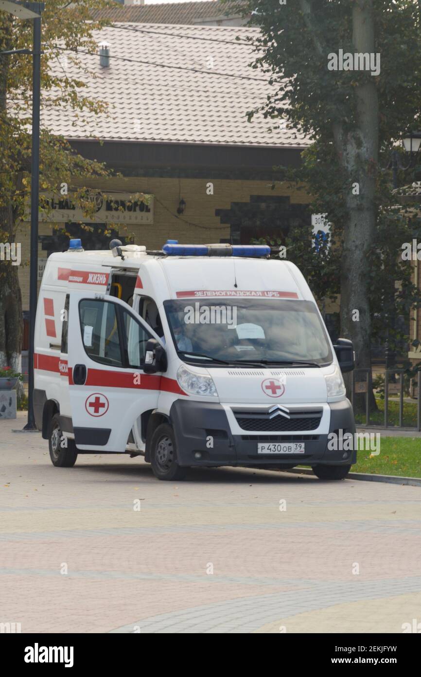 Selenogradsk, región de Kaliningrado, Rusia - Septiembre 2020: Ambulancia. Estación de vacunación gratuita para las personas. Foto de stock
