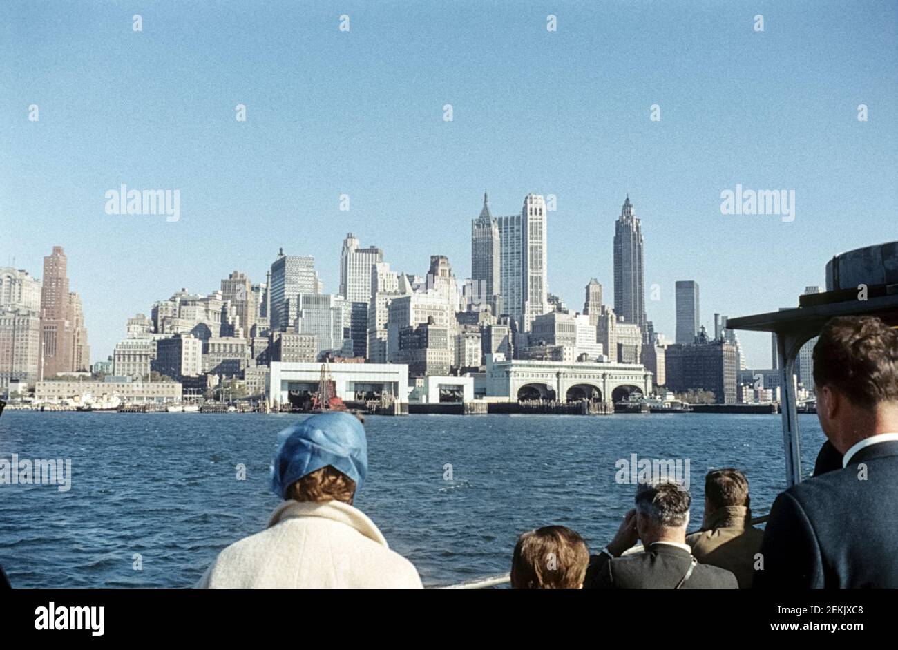El horizonte de Manhattan visto desde una excursión en barco por Hudson y East River, Nueva York, Nueva York, EE.UU., 1965. Foto de stock