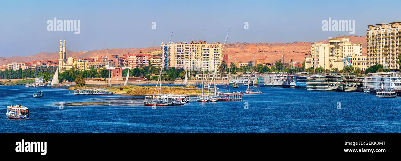 Barcos en el río Nilo, Asuán, Egipto Foto de stock