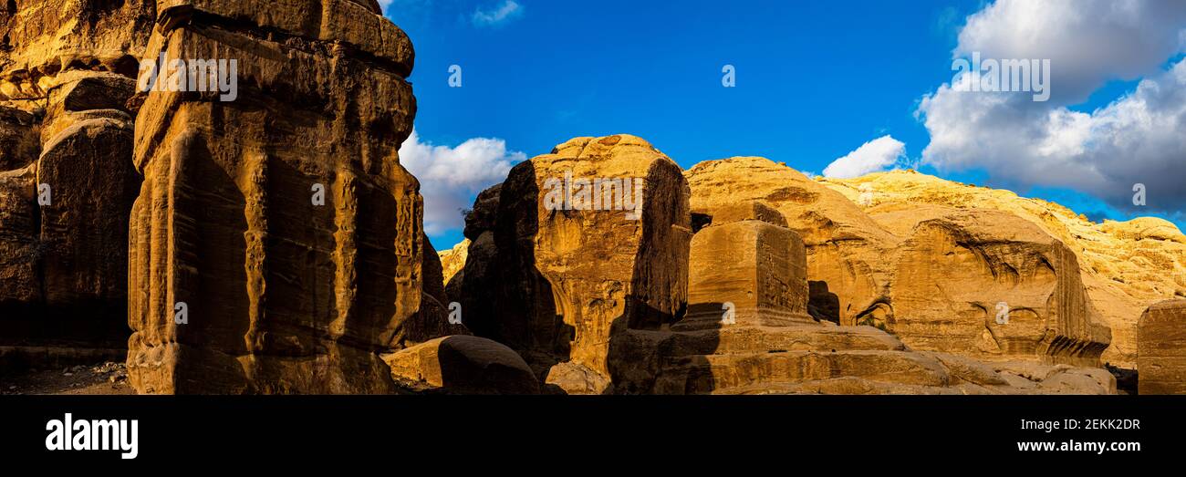 Tres enormes bloques de piedra tallada Djinn, puerta de entrada a Petra, Jordania Foto de stock