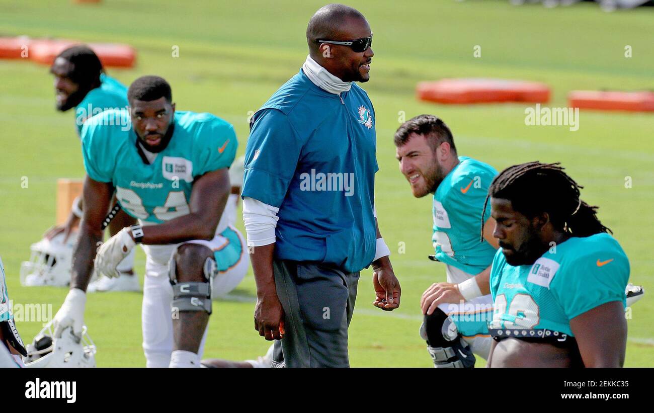 El entrenador de Miami Dolphins, Brian Flores, mira a su equipo durante el campamento de entrenamiento el 21 de agosto de 2020, en Davie, Florida. (Mike Stocker/Sun Sentinel/TNS) Foto de stock