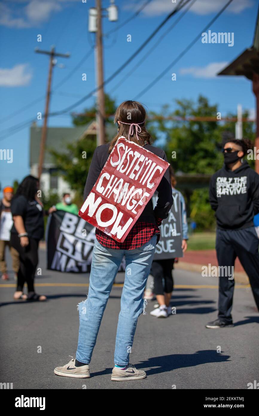 Un manifestante Black Lives Matter lleva un signo que dice "cambio sistémico ahora" en un mitin fuera de la comisaría de policía en Milton, Pennsylvania el 20 de septiembre de 2020. (Foto de Paul Weaver/Sipa USA) Foto de stock