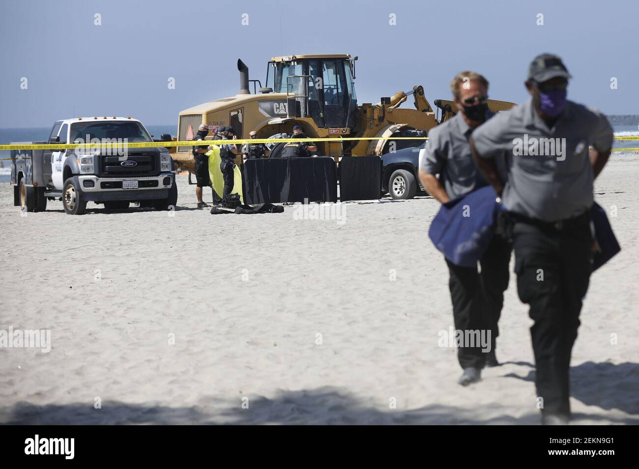 La policía acordonó un tramo de la playa Oceanside Harbor, donde una mujer murió el lunes por la mañana cuando un tractor la atropellado. (K.C. Alfred/la Unión de San Diego-Tribune/TNS) Foto de stock