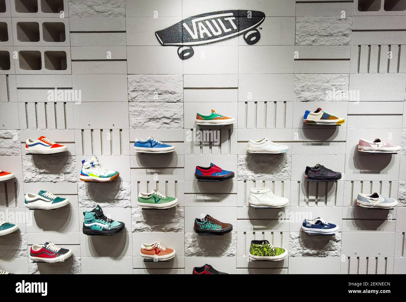 Los consumidores y los fans de Vans compran en Vans Huai-Hi, en Shanghai,  China, 27 de septiembre de 2020. Esta es la primera boutique Asia de Vans,  después de Londres y Nueva