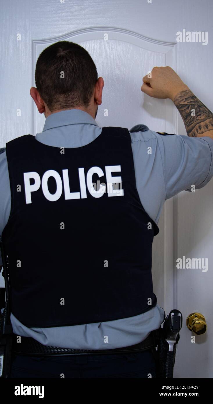 Policia llamando a la puerta fotografías e imágenes de alta resolución