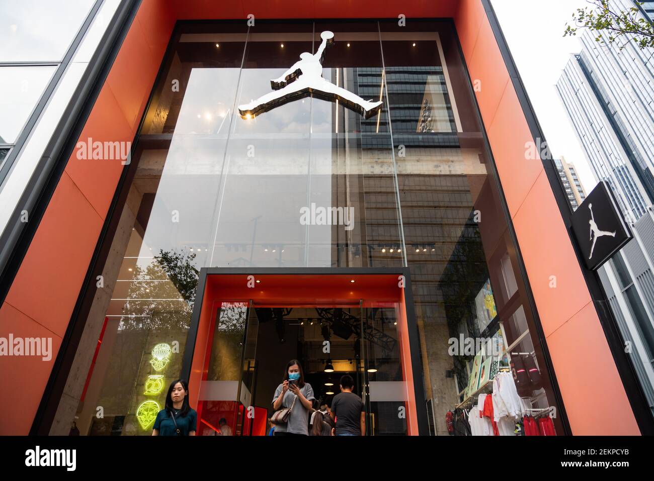 Los clientes son vistos en una tienda de Air Jordan en Shenzhen. (Foto de  Alex Tai / SOPA Images/Sipa USA Fotografía de stock - Alamy