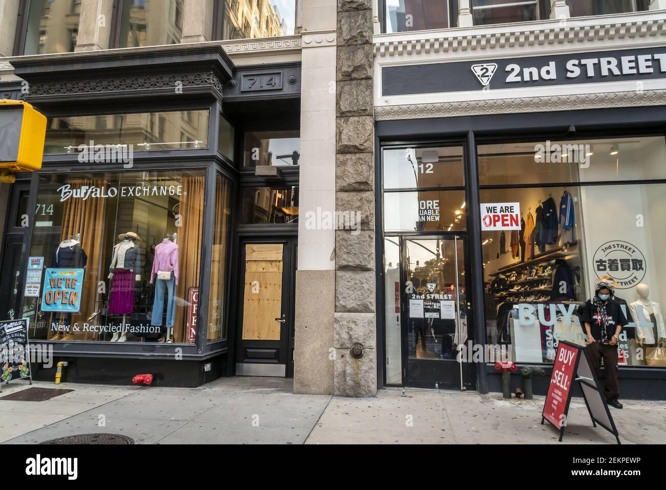 Tiendas de ropa de segunda mano Buffalo Exchange y 2nd Street en Noho en Nueva York el domingo, 4 de de 2020. (Foto de Richard B. Levine Fotografía de stock - Alamy