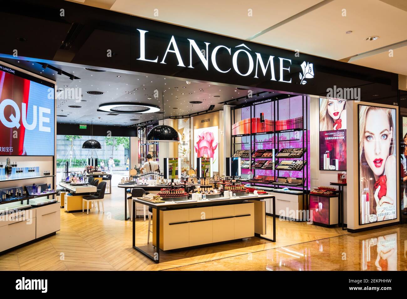 Perfumes de lujo francés y cosméticos casa Lancome tienda y logotipo en  Shenzhen. (Foto de Alex Tai / SOPA Images/Sipa USA Fotografía de stock -  Alamy