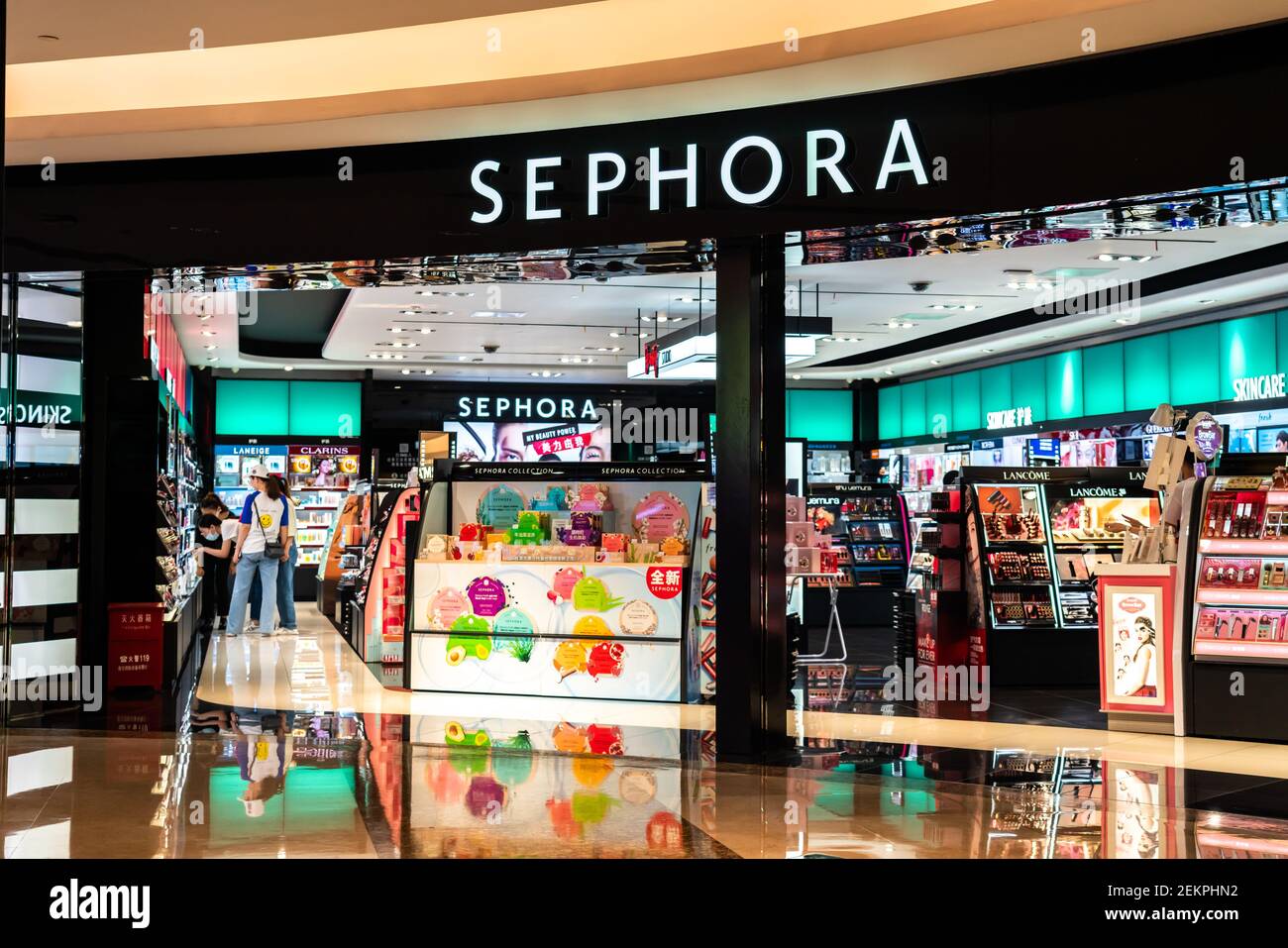 Una cadena multinacional francesa de tiendas de cuidado personal y belleza Sephora  outlet y logo visto en Shenzhen. (Foto de Alex Tai / SOPA Images/Sipa USA  Fotografía de stock - Alamy