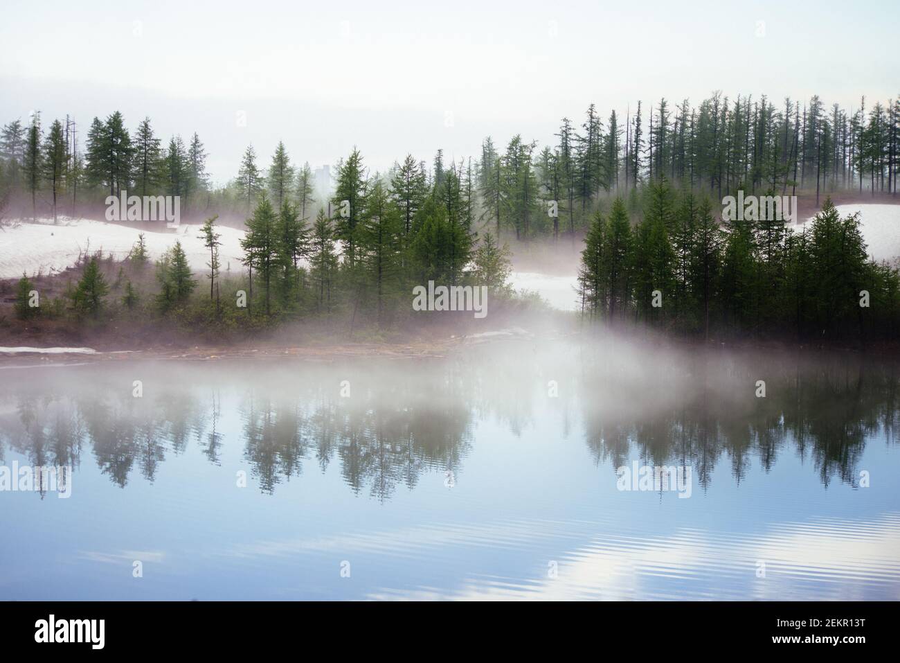 Vista del lago en el foggy wheather Foto de stock