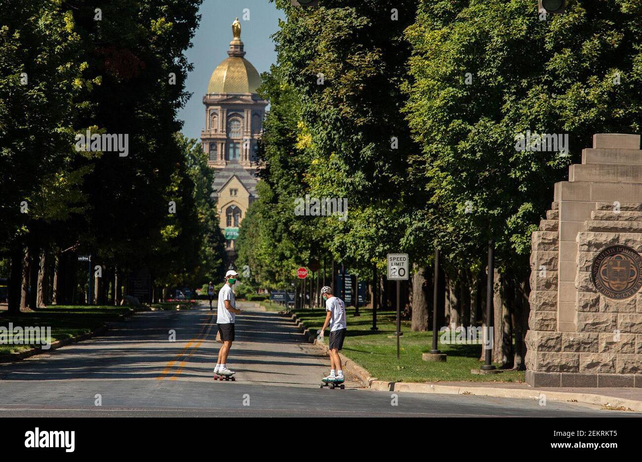 Estudiantes en el campus de la Universidad de Notre Dame en South Bend, Indiana, el 23 de agosto de 2020. (Foto de Zbigniew Bzdak/Chicago Tribune/TNS/Sipa USA) Foto de stock