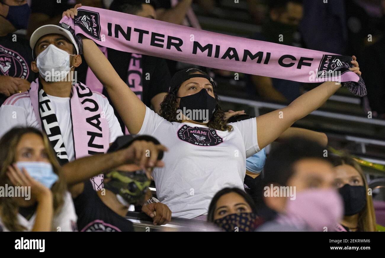 Los fans de Inter Miami muestran su apoyo durante la segunda mitad contra Atlanta United en el estadio Inter Miami CF en Fort Lauderdale, Florida, el miércoles 14 de octubre de 2020. El juego terminó en un empate, 1-1. (David Santiago/Miami Herald/TNS) Foto de stock
