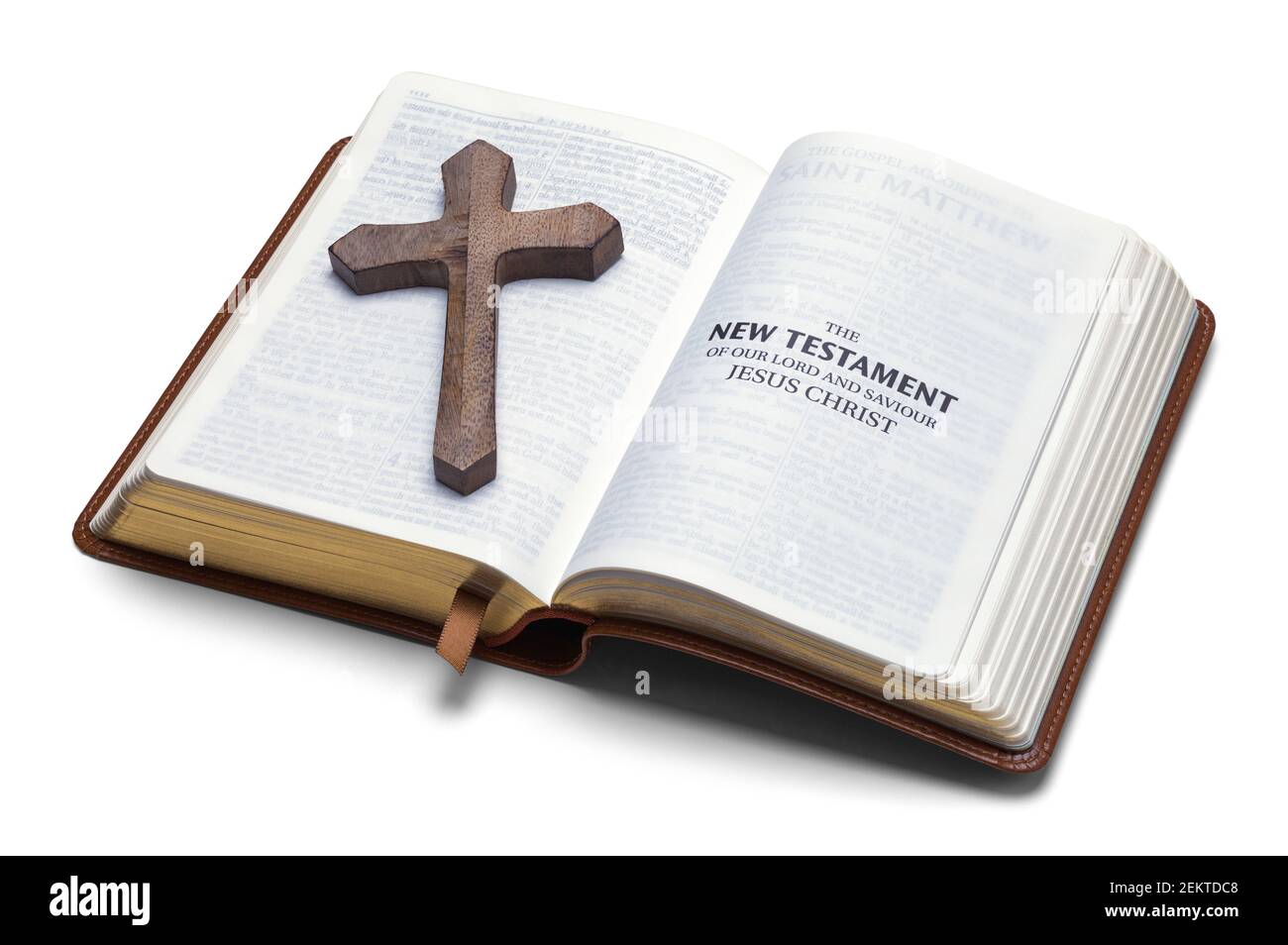 Nuevo Testamento con corte de cruz de madera. Foto de stock