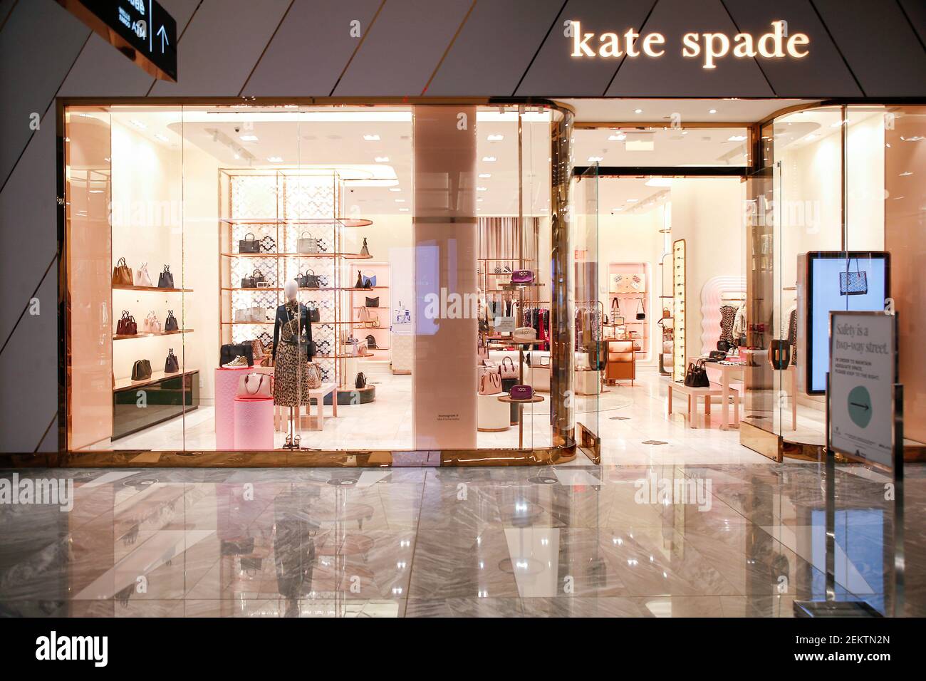 Kate Spade logo y tienda visto en Hudson Yards. (Foto de John Lamparski /  SOPA Images/Sipa USA Fotografía de stock - Alamy