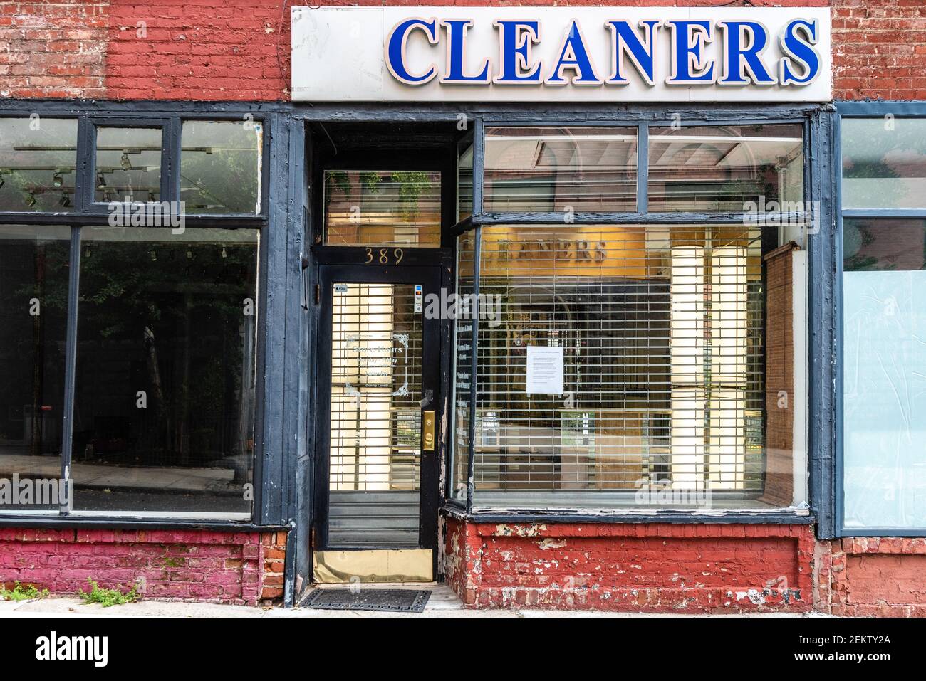 Una carta en la ventana de Eminence Cleaners en Henry Street en el