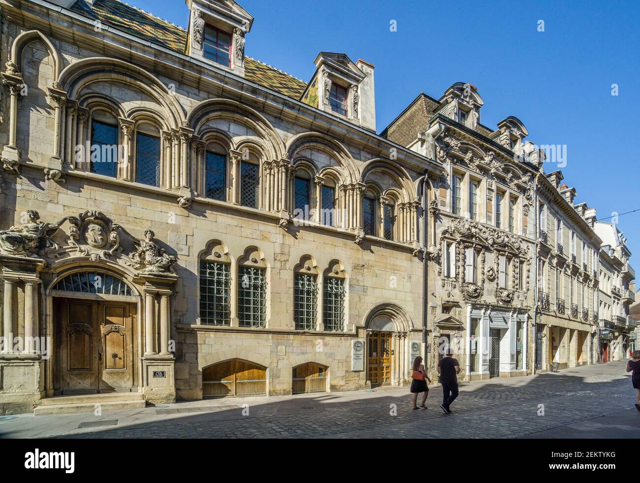Las fachadas ricamente esculpidas de la mansión del siglo 18 de Hôtel Aubriot y Maison Maillard en Rue de Forges, Dijon, Burgendy, Côte-d'Or departamento, Bo Foto de stock