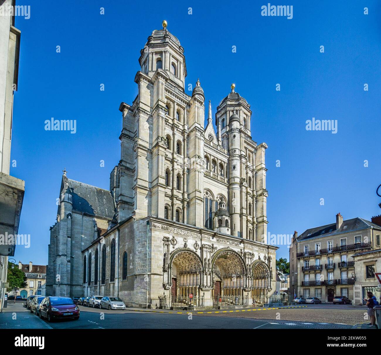 Monumental gótico-renacentista fachada de la iglesia de San Miguel en Dijon, Borgoña, departamento de Côte-d'Or, región de Borgoña-Francia-Comté, Francia Foto de stock