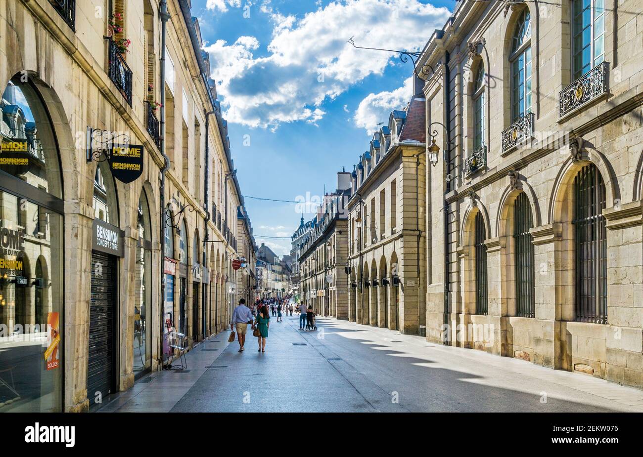 Fachadas señoriales en la prestigiosa Rue de la Liberté en Dijon, Borgoña, departamento de Côte-d'Or, región de Borgoña-Francia-Comté, Francia Foto de stock