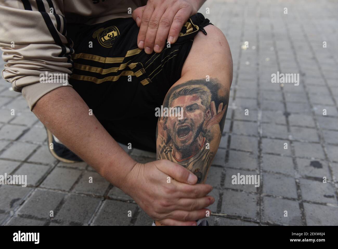 Un fan del Real Madrid mostrando un tatuaje de Sergio Ramos fuera del  estadio del Camp Nou durante el partido. Real Madrid y F.C. Los fans de  Barcelona se reunieron fuera del