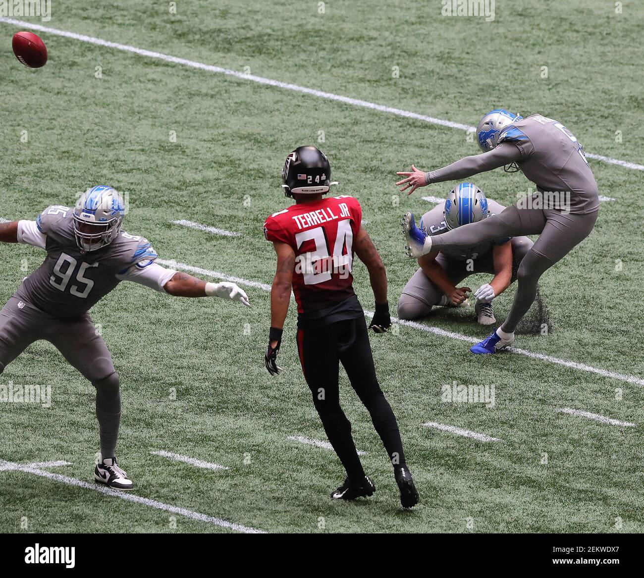 Matt Prater, el pateador de los Leones de Detroit, hace el intento extra de  vencer a los Atlanta Falcons, 23-22, con el cornerback de Falcons A.J.  Terrell (24) mirando como el tiempo