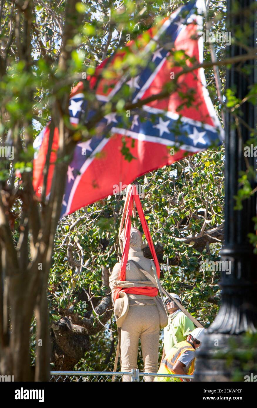Los trabajadores sacan la estatua de la parte superior del monumento confederado en el centro de Pensacola el lunes, 26 de octubre de 2020. Retiro de la estatua confederada (Foto por Gregg Pachkowski/gregg@pnj.com/USA Today Network/Sipa USA) Foto de stock