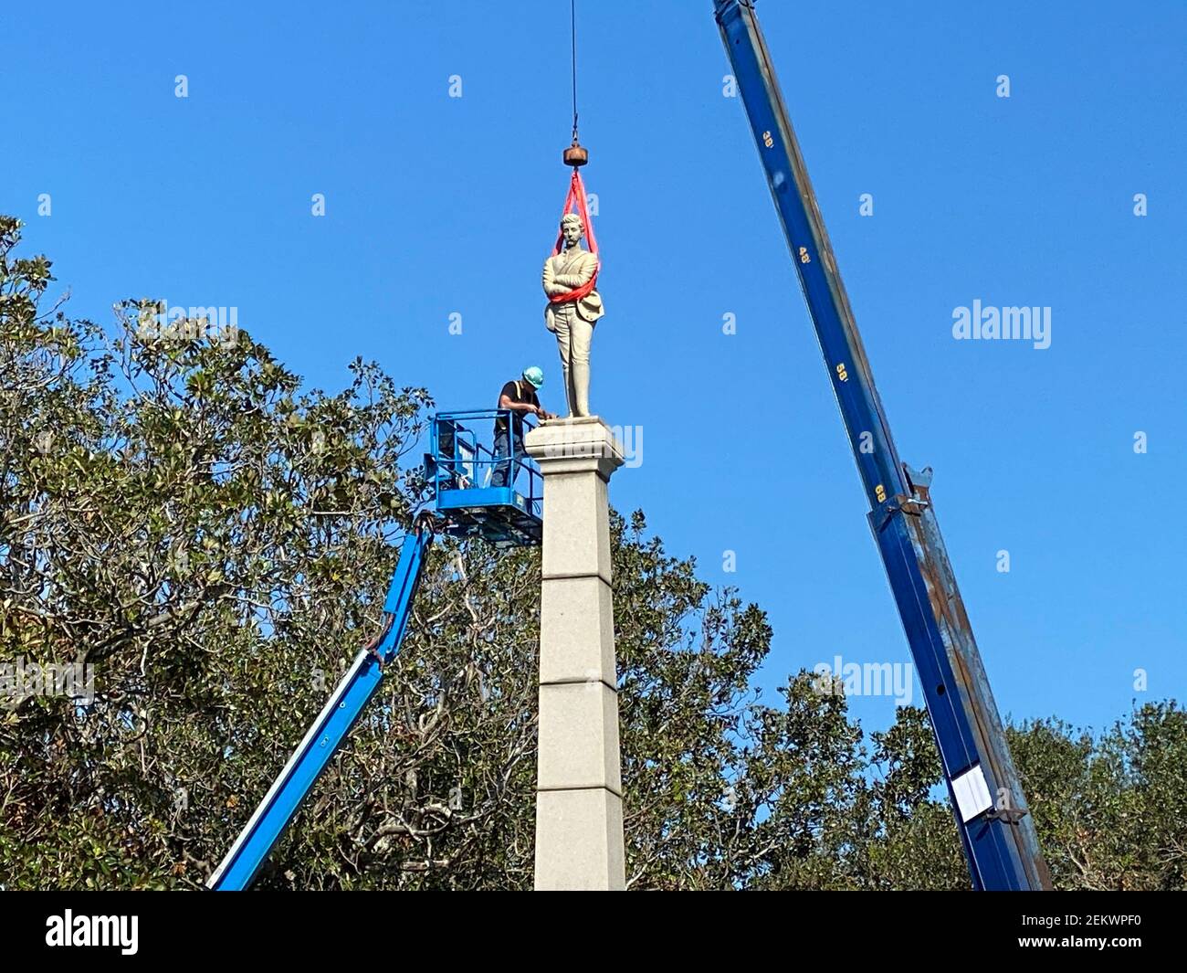 Las tripulaciones trabajan para remover la estatua sobre el monumento Confederado el lunes, 26 de octubre de 2020. Retiro de monumento confederado (Foto por Jim Little / jwlittle@pnj.com/USA Today Network/Sipa USA) Foto de stock