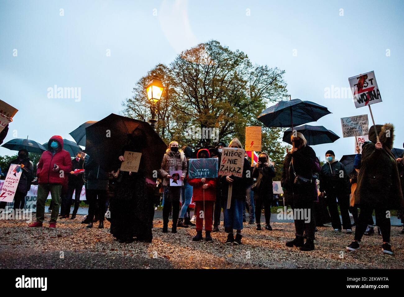 Los manifestantes llevaban ropa negra mientras estaban de pie bajo sombrillas durante la manifestación. El tribunal constitucional polaco dictaminó que los abortos en casos de malformación del feto eran inconstitucionales, prohibiendo efectivamente el aborto en el país, las mujeres polacas en todo el mundo han estado protestando sin parar. En la haya, cientos de polacos y holandeses se reunieron para mostrar apoyo a todas las mujeres a las que no se les permite elegir por sí mismas. (Foto de Ana Fernández / SOPA Images/Sipa USA) Foto de stock