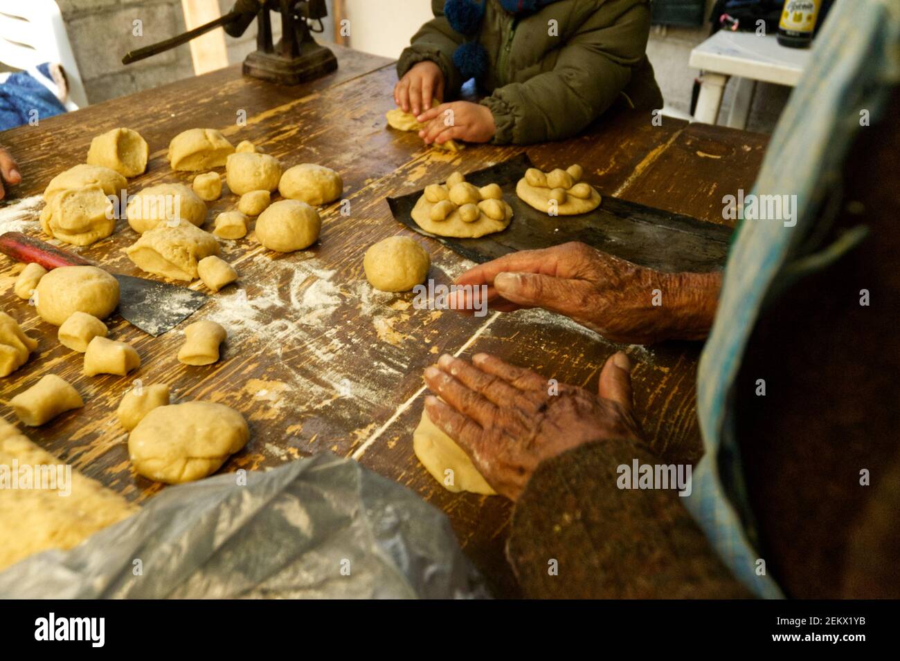 Tlaxcala Mexico Octubre 28 Un Panadero Durante La Preparacion Del Pan Tradicional De Los Muertos Pan De Muerto Los Habitantes De La Comunidad De San Esteban Tizatlan Se Han Dedicado Durante Muchos