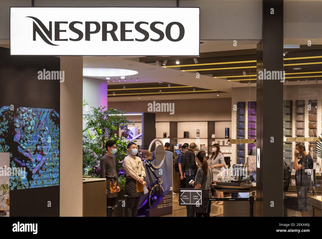 Tienda de alta gama Suiza y líder mundial en cápsulas de café Marca  Nespresso visto en Hong Kong. (Foto de Budrul Chukrut / SOPA Images/Sipa  USA Fotografía de stock - Alamy