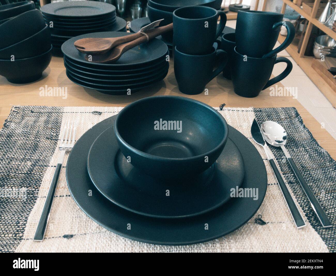 Platos de cerámica negra y tazas de mesa. Casa boutique de estilo asiático moderno Foto de stock