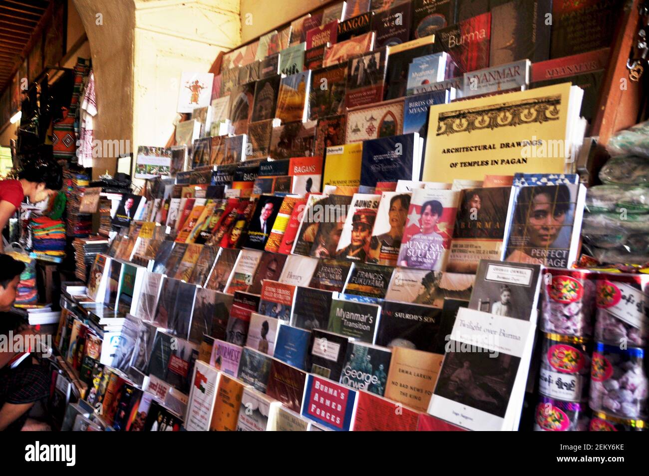 Librería birmana local para gente burma y viajeros extranjeros Selecciona y  compra una revista de libros en el templo de Ananda paya en Bagan o Ciudad  antigua pagana Fotografía de stock -