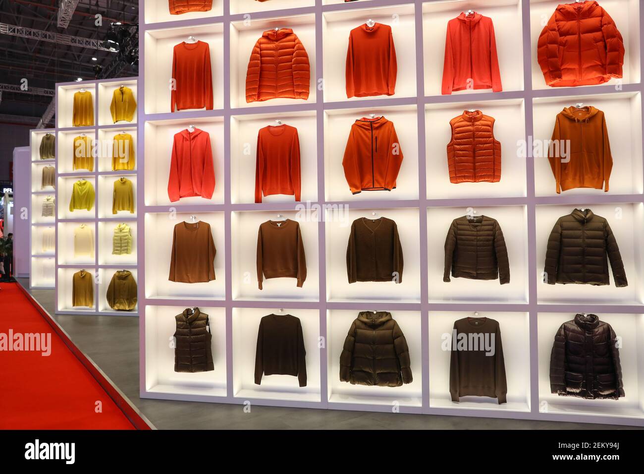 La Marca japonesa de ropa Uniqlo establece un área de exposición de 1,500  metros cuadrados llamada 'Museo del mañana' en la China International  Import Expo, 3 chaquetas gigantes suspendidas en el aire