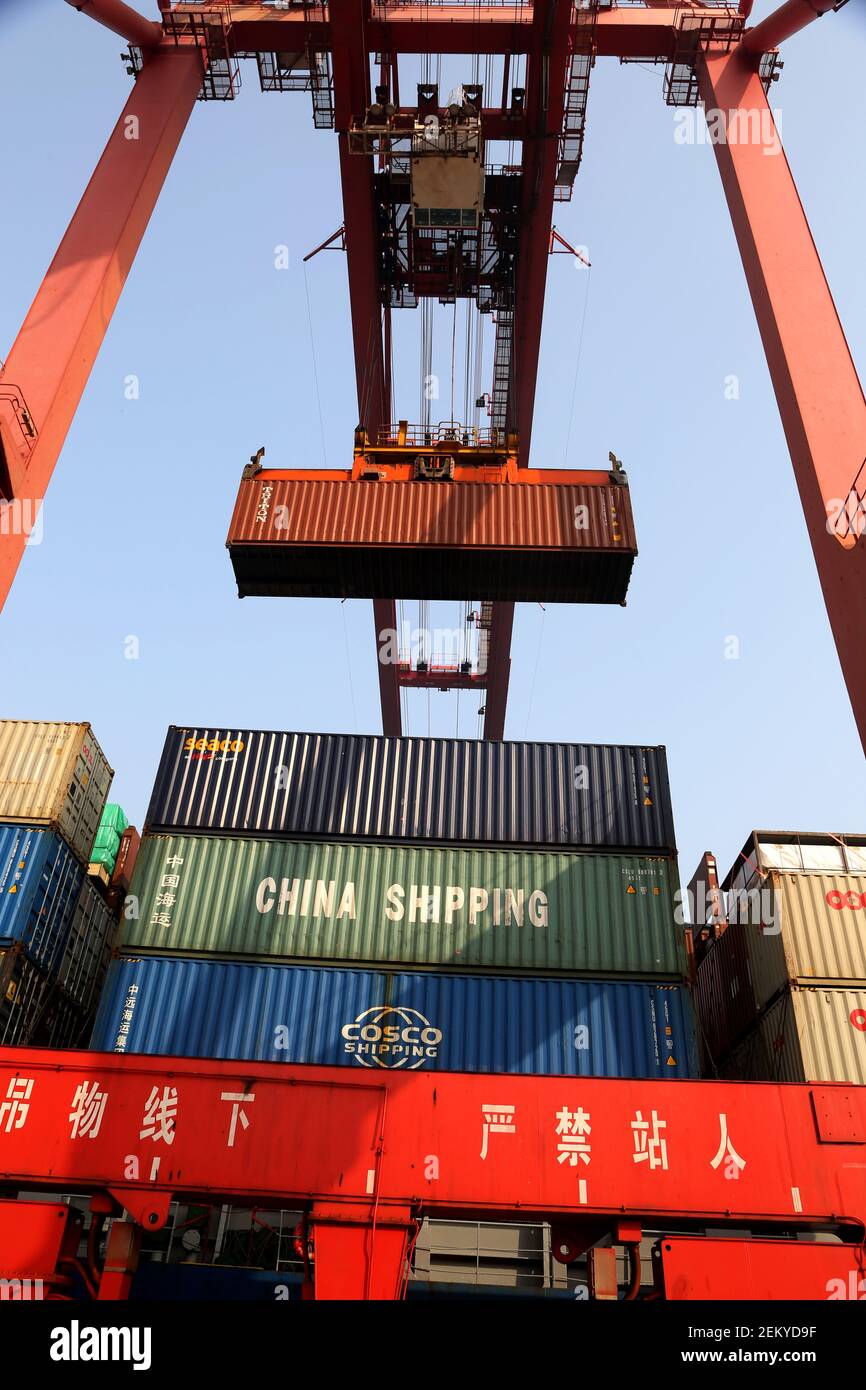Las grúas levantan y organizan varios contenedores en el puerto de  Lianyungang, que se encuentra entre los 10 puertos más grandes de China y  el 30 puerto más grande del mundo, la