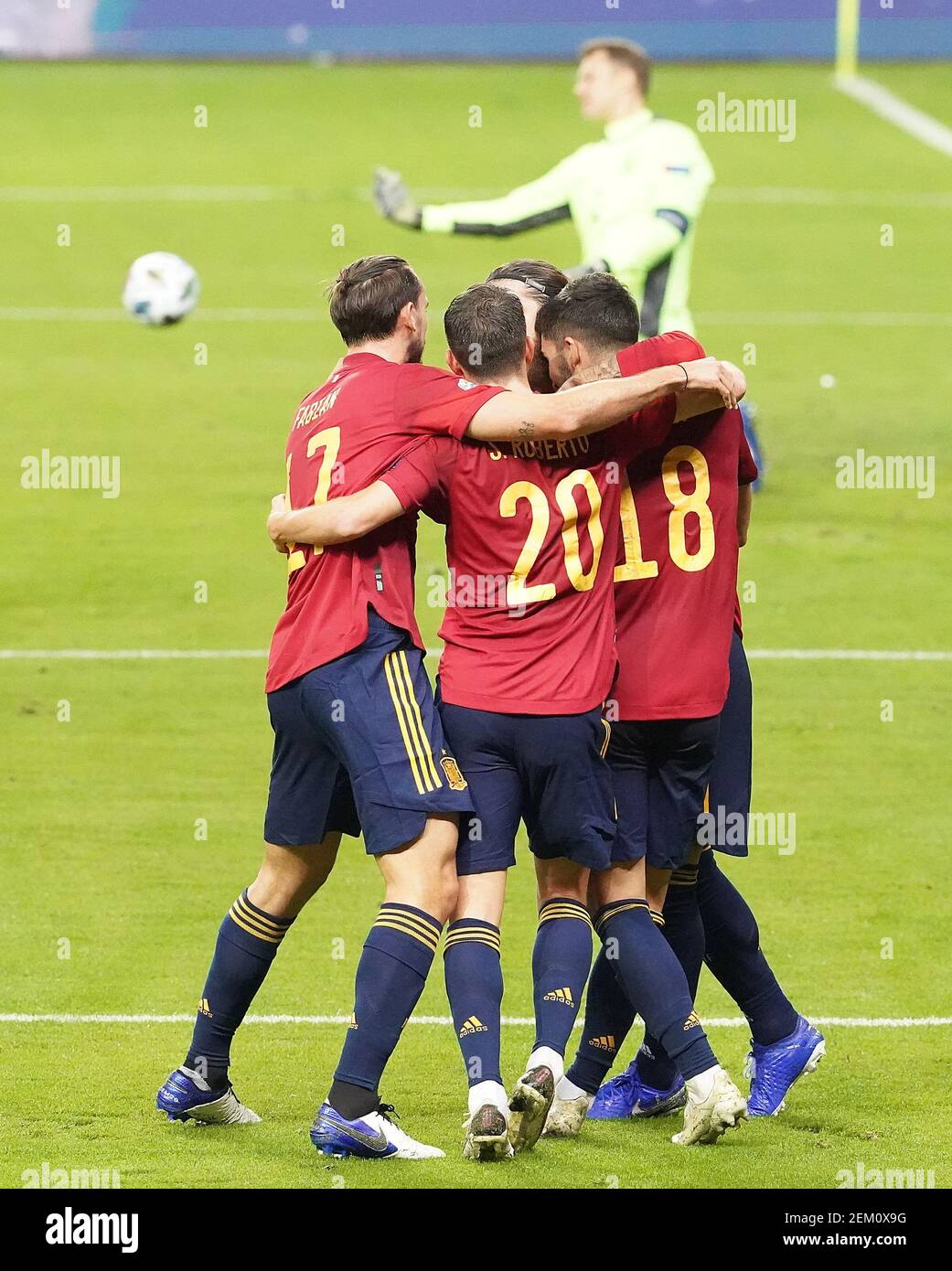 Los Espanoles Fabian Ruiz Sergio Ramos Sergi Roberto Y Ferran Torres Celebran El Gol En Presencia Del Aleman Manuel Neuer Desanimado Durante El Partido De Fase De La Liga 2020 De La