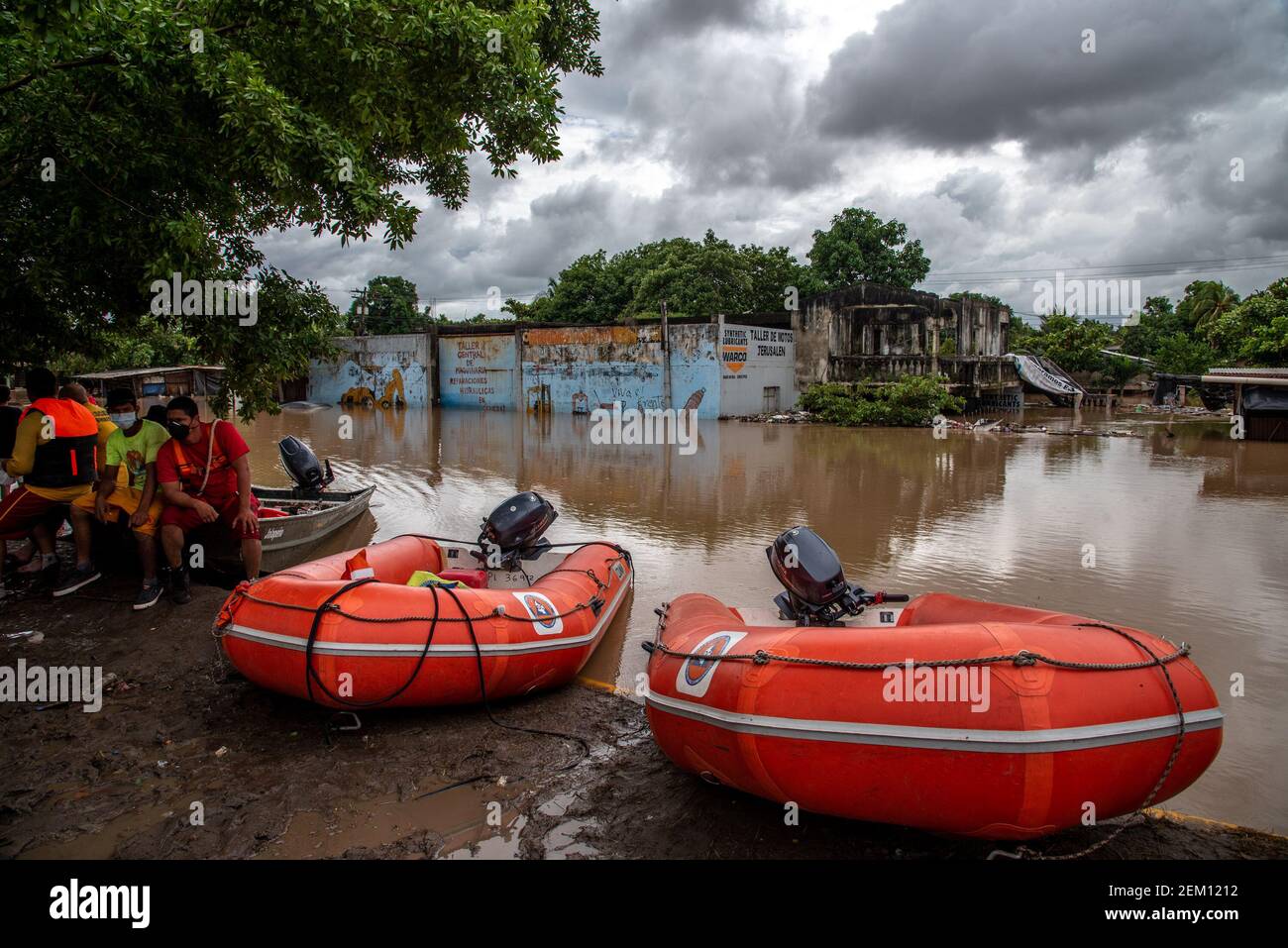 Los botes de rescate y la tripulación esperan en las orillas de la  carretera inundada en el camino a la Lima. El huracán Iota azotó la costa  nicaragüense el 16 de noviembre