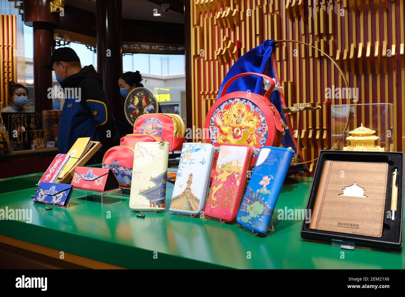 El Palacio Mukden abre su segunda tienda de productos culturales para  exhibir la cultura tradicional con productos exquisitos en la ciudad de  Shenyang, provincia de Liaoning, en el noreste de China, el