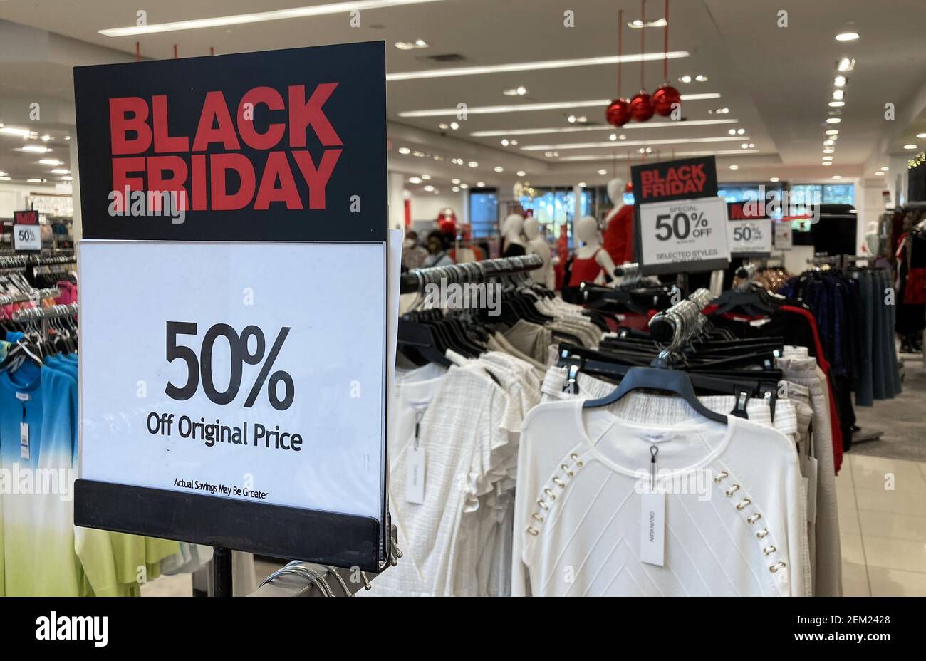 Los carteles de venta del Black Friday se ven en una tienda en el Mall at  Millenia mientras los comerciantes se preparan para uno de los días de  compras más concurridos del