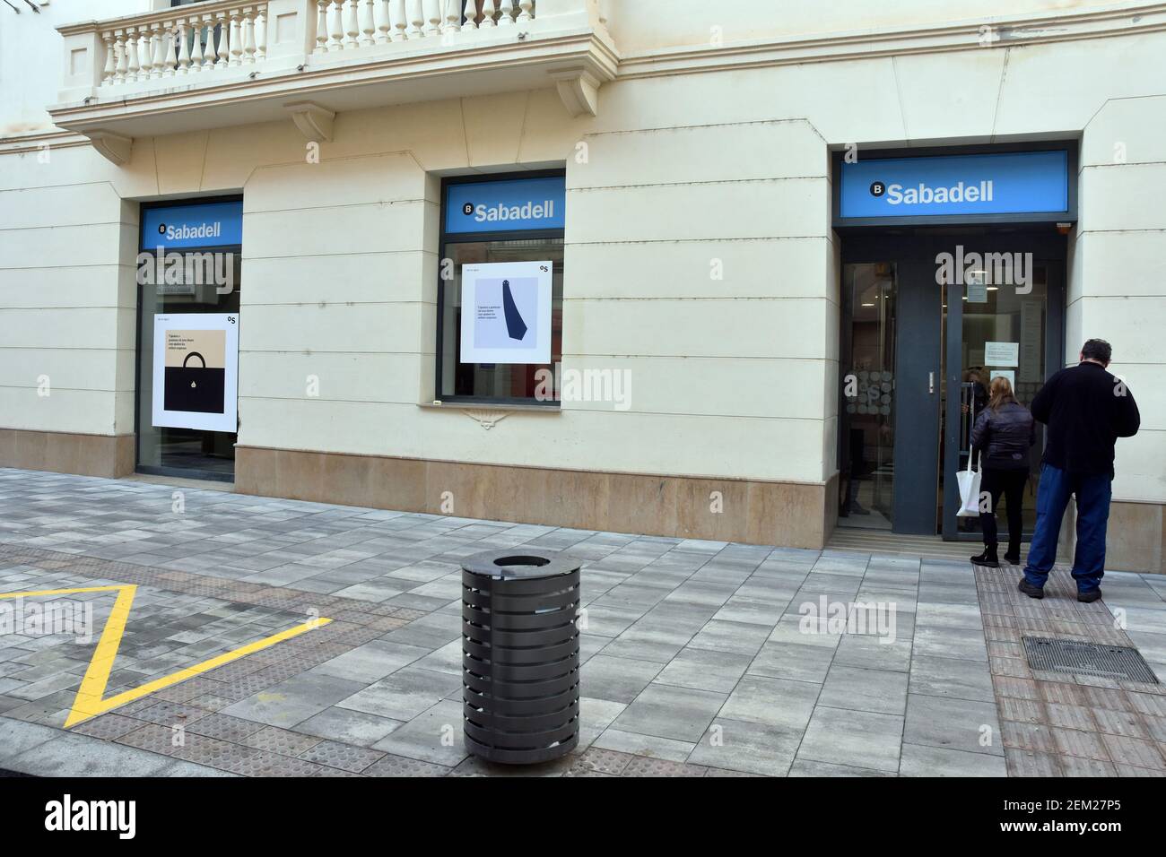 La gente espera para entrar en una oficina bancaria del Banco Sabadell en  Vendrell Tarragona. La fusión de BBVA (Bank Bilbao Vizcaya Argentaria) y  Sabadell Bank crearía el segundo gigante bancario de