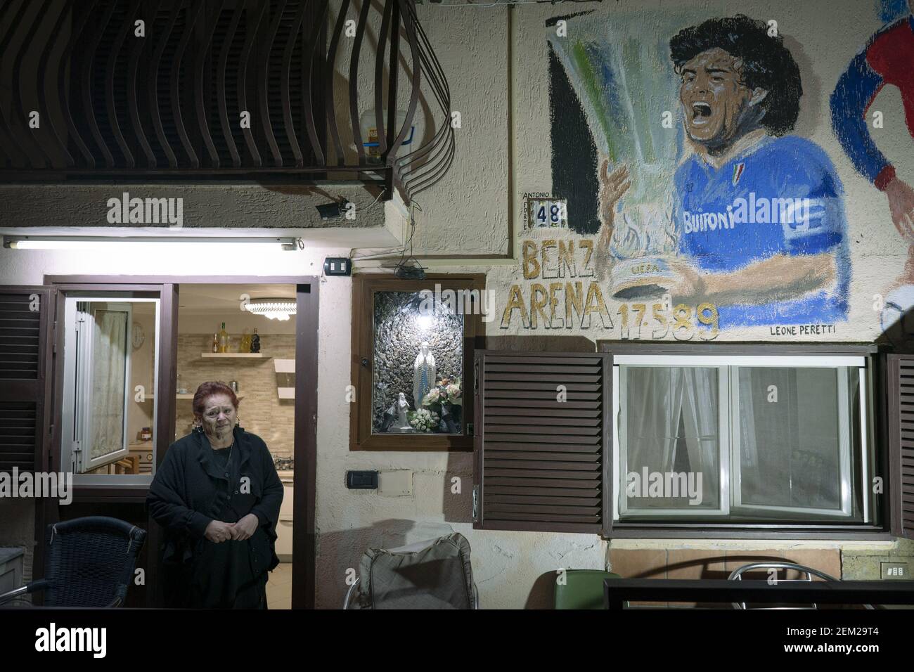 Annunziata Cristo llora mientras recuerda a Diego Armando Maradona, el  futbolista más grande, que murió por la tarde. Nápoles (Italia), 25 de  noviembre de 2020 (Foto de Roberto Salomone/Mondadori Portfolio/Sipa USA  Fotografía