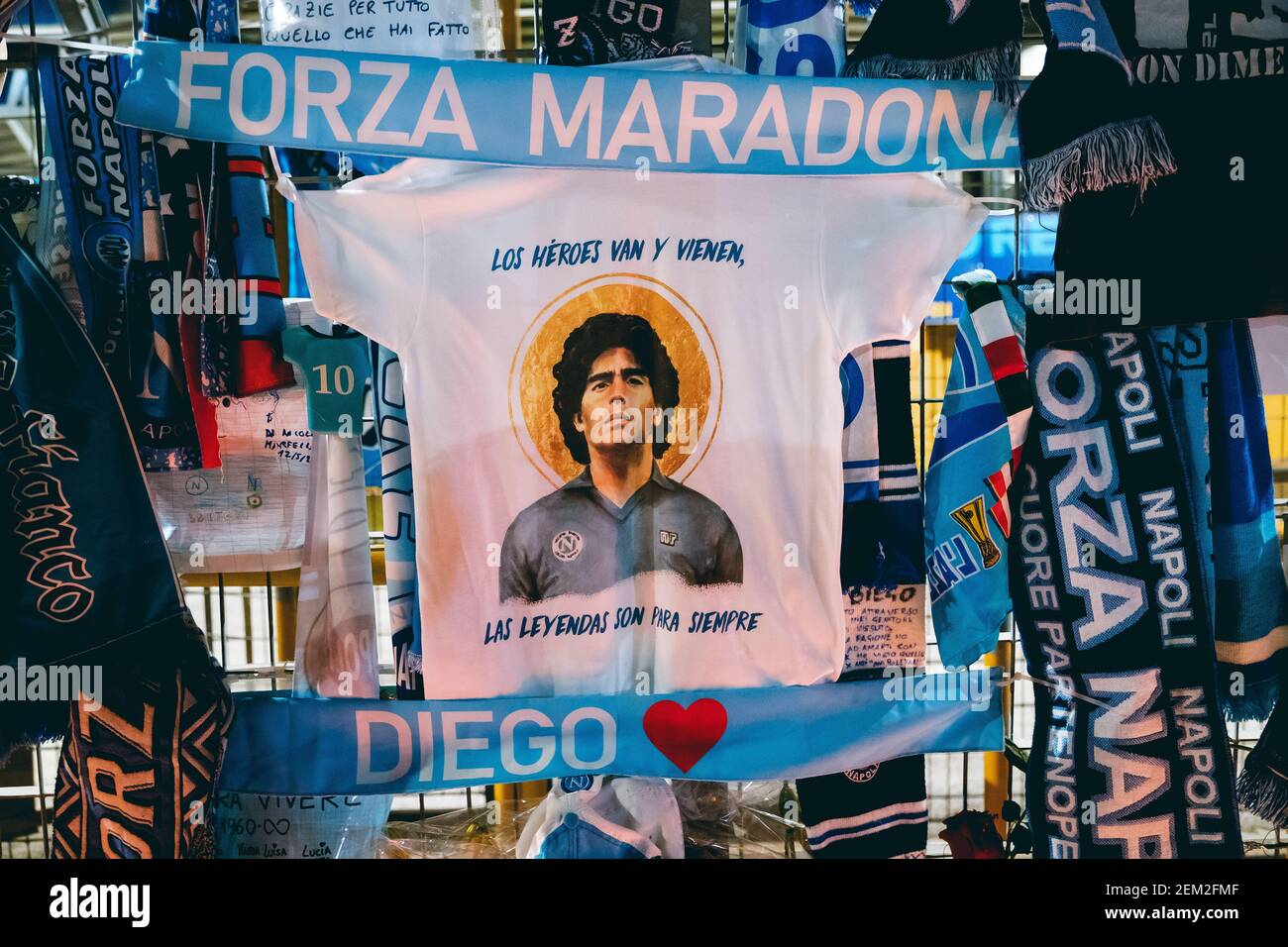 Napoli homenaje a discount maradona