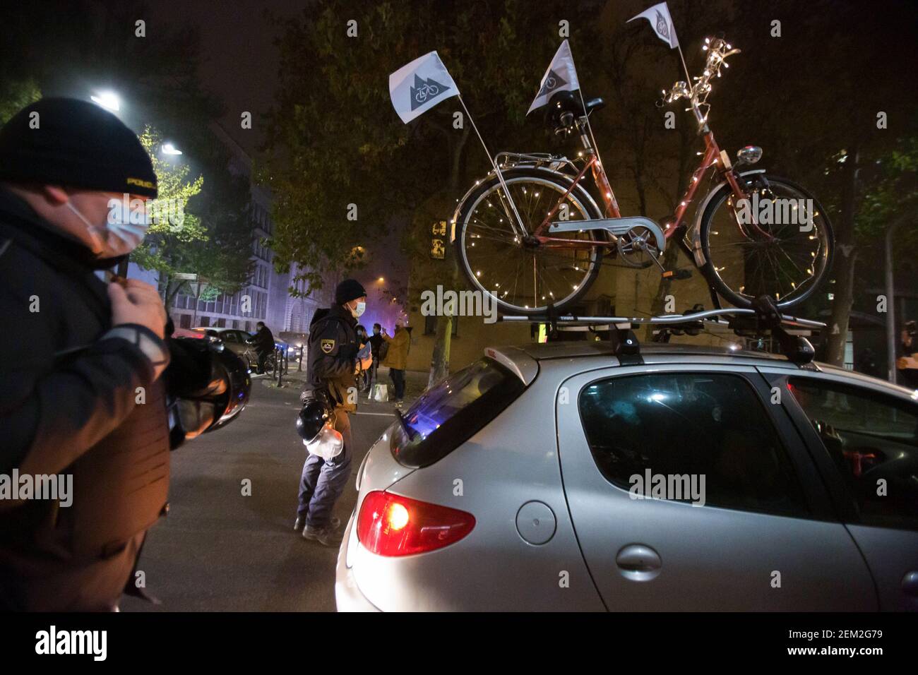 Los agentes de policía detienen a los manifestantes en un coche equipado  con pegatinas y una bicicleta, el símbolo de las protestas contra el  gobierno en Eslovenia que conducen al parlamento esloveno