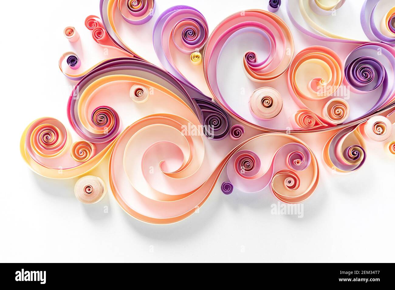 Quilling arte hobby papel. Papel de filigrana abstracto fondo floral en  tonos rosa-púrpura con espacio de copia. Figuras retorcidas de tiras de  papel de color Fotografía de stock - Alamy